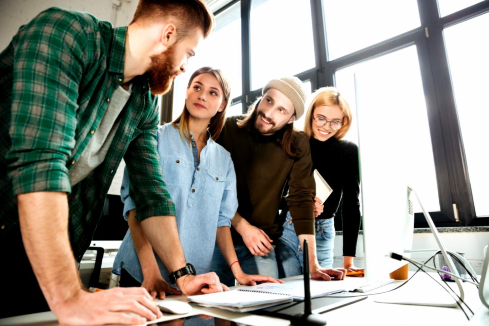 Schreibarbeitsplatz mit Notizen und Büchern